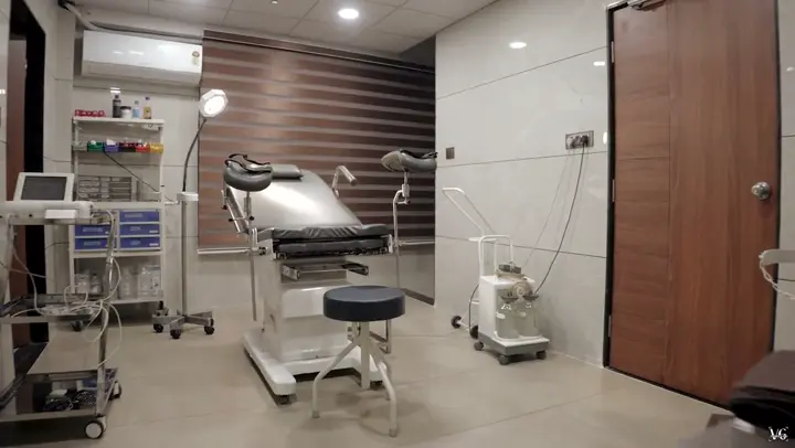 Delivery room with labour table and monitoring equipment